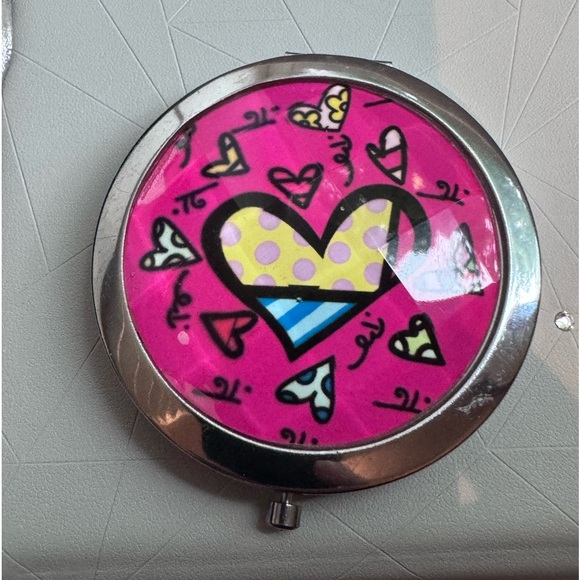 🎨Vintage Stylish Retro and Artistic Romero Britto Heart Mirror Compact🎨 - Picture 16 of 16